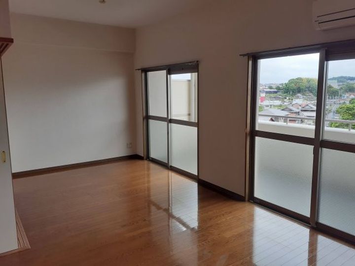 三重県名張市蔵持町原出(マンション)の賃貸物件の居間