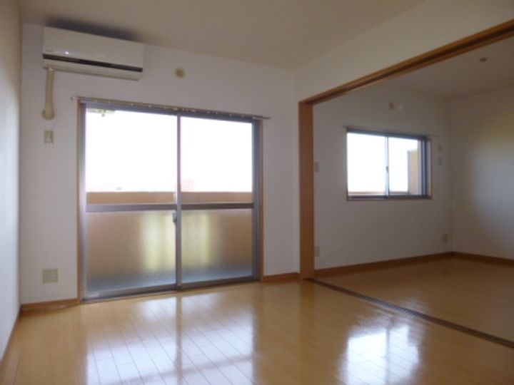三重県多気郡明和町大字佐田(マンション)の賃貸物件の居間