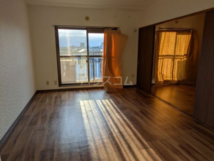 シャルム春日部の居間