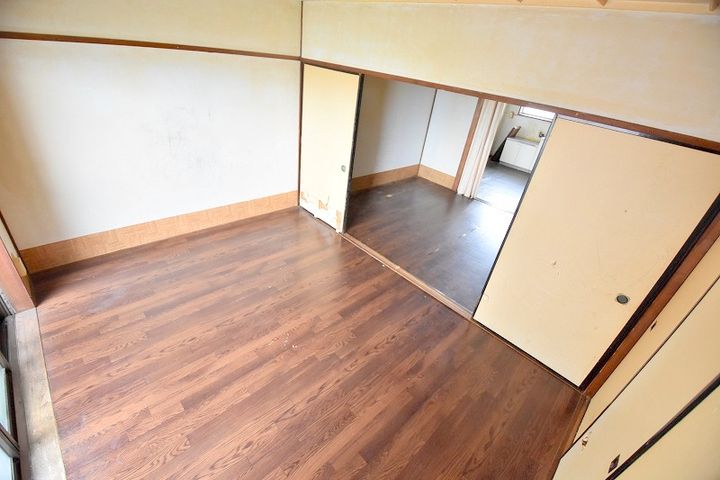 第1イスズビルの居間