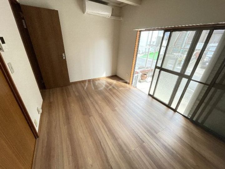 シャトルハウスIIの居間