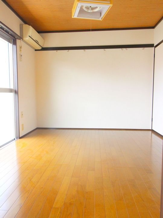 丸徳コ-ポAの居間