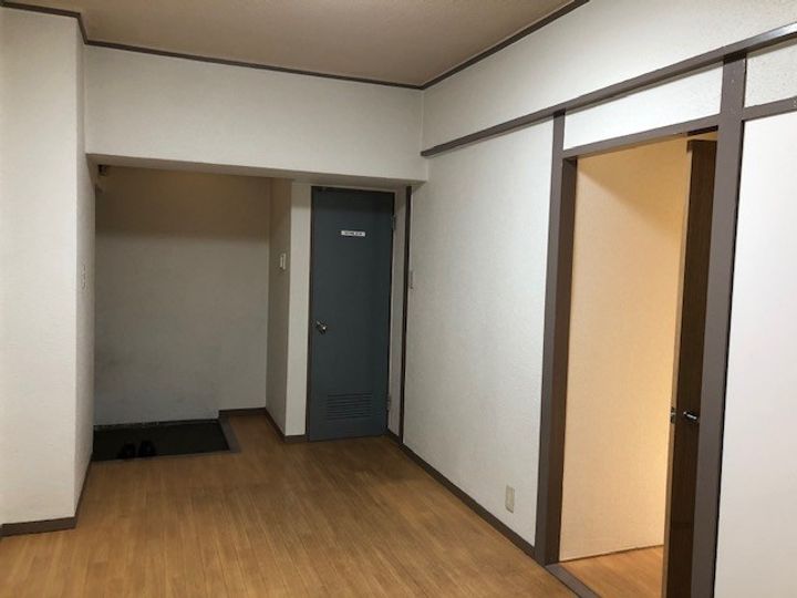 ガーベラマンション汐入の玄関