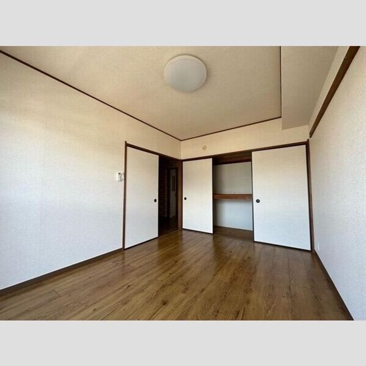 フェイヴァリト西添の内装