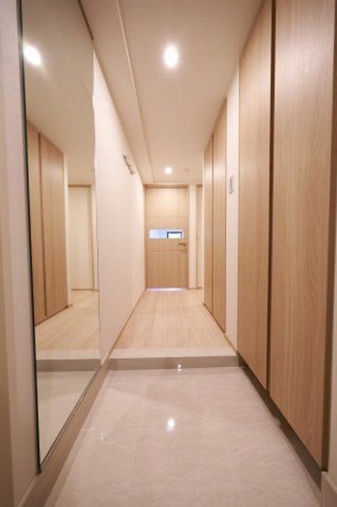 東京都港区南青山4(マンション)の賃貸物件の玄関