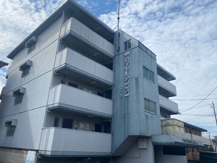 ロイヤルマンション上小出の外観