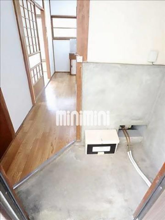 志村荘アパートの玄関