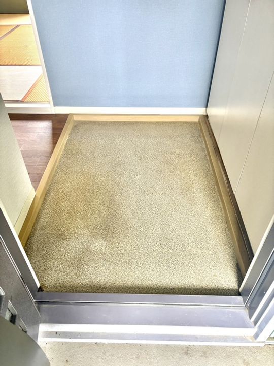 ハイツ丸久A棟の玄関