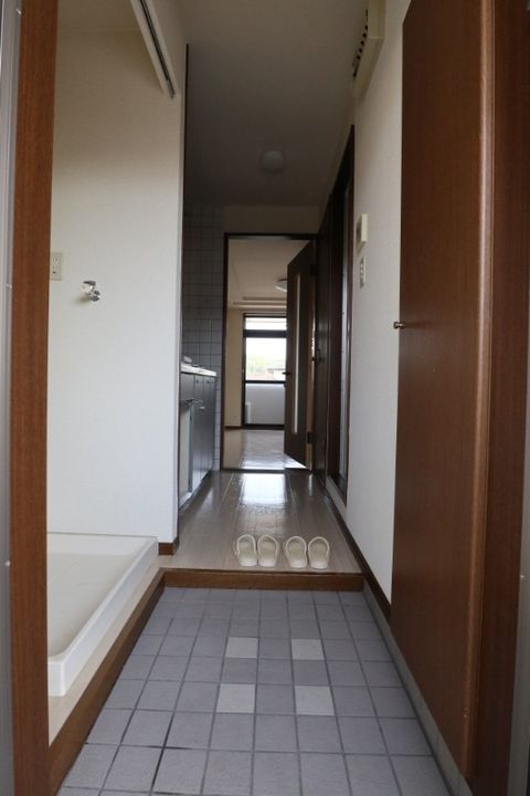 岡山県倉敷市西富井(マンション)の賃貸物件の玄関