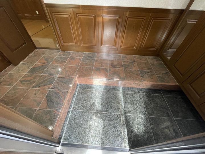 ワイエーエフハイム2号棟の玄関