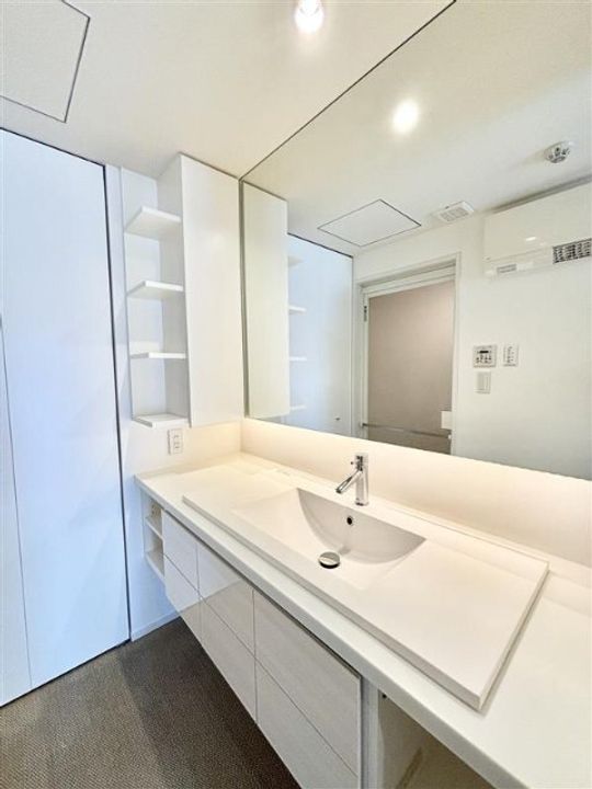 プラス自由が丘の内装