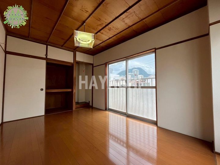 財前アパートの居間