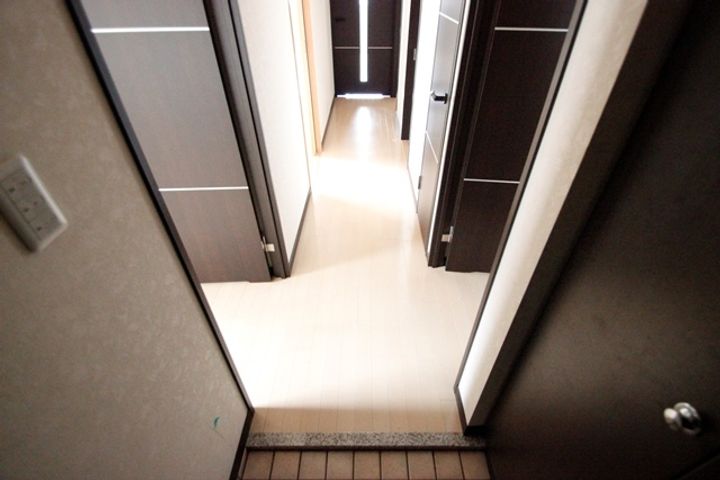 レジデンス大町西館の玄関
