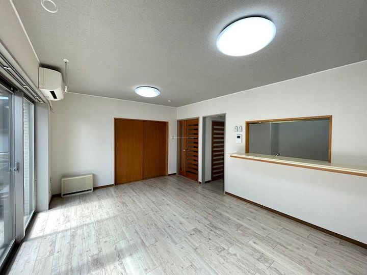 ヴェルシティ河渡の居間