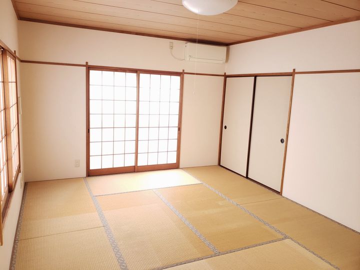 汐入アパートの居間