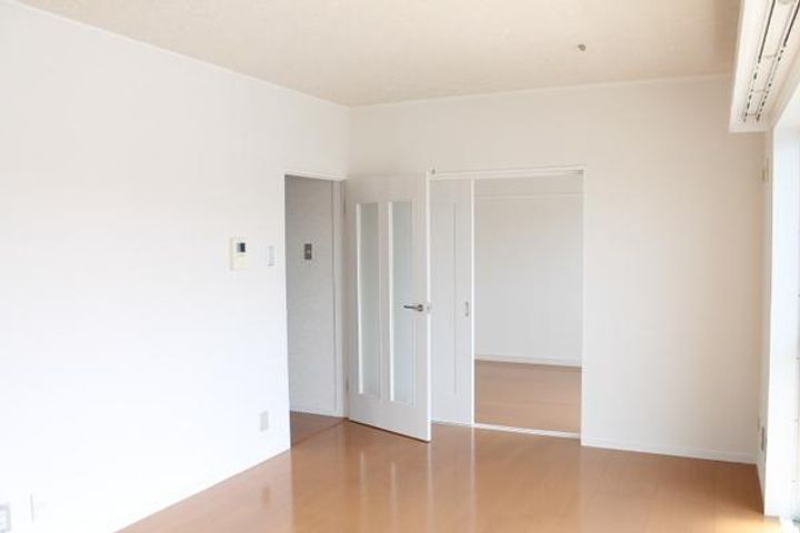 三郎山ハイツの居間