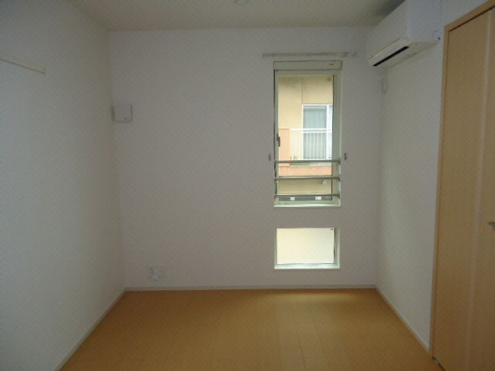 新潟県新潟市中央区紫竹山2(アパート)の賃貸物件の居間