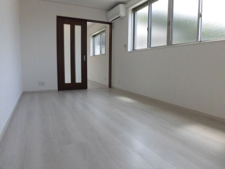 サンライズ百草園Aの居間