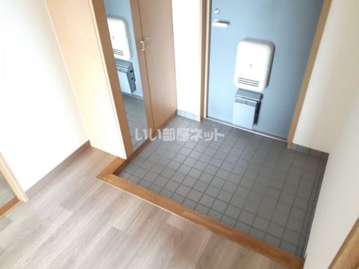 サニーヒル会瀬 2号館の玄関