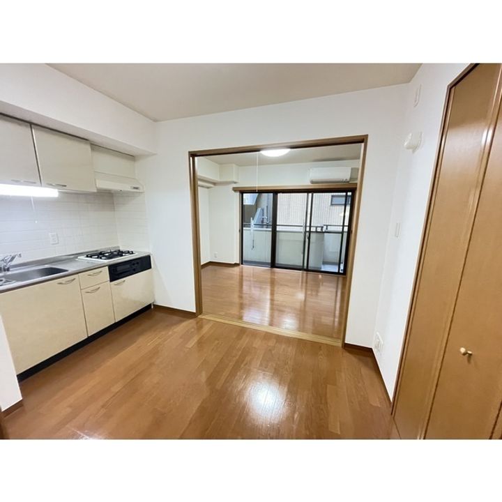 エスコート音羽 306号室の居間