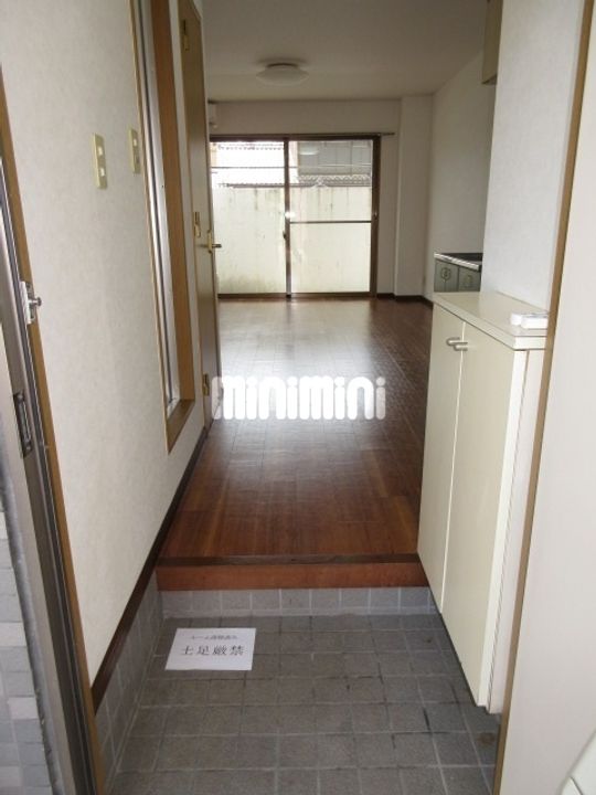 則竹栄町マンションの玄関