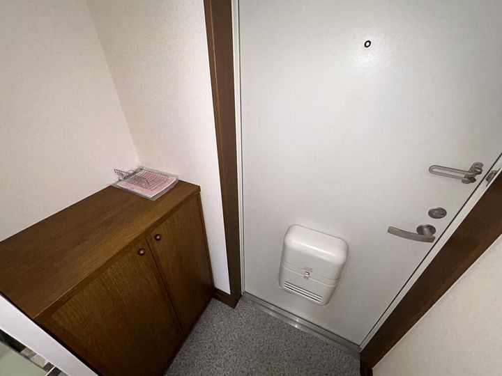 若草コ-ポの玄関