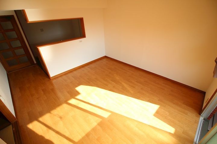 若葉興産ビルの居間