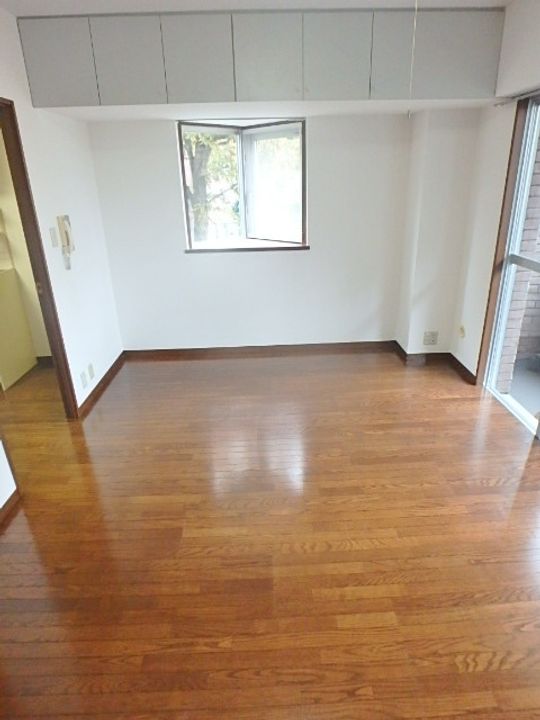東京都稲城市東長沼の賃貸マンションの居間