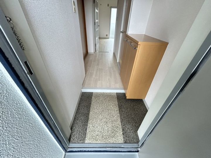 大阪府高槻市松川町(マンション)の賃貸物件の玄関