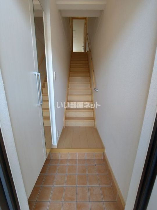 三重県名張市鴻之台4番町(アパート)の賃貸物件の玄関