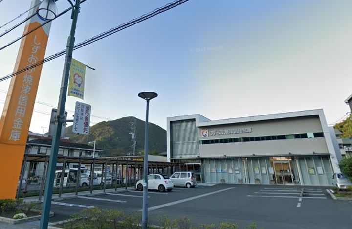 フローレスマリコの周辺