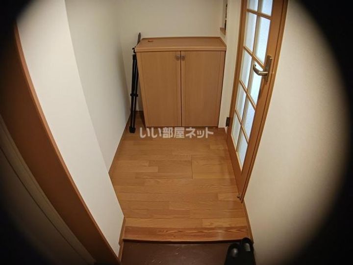 エスティ三番館214-10の玄関
