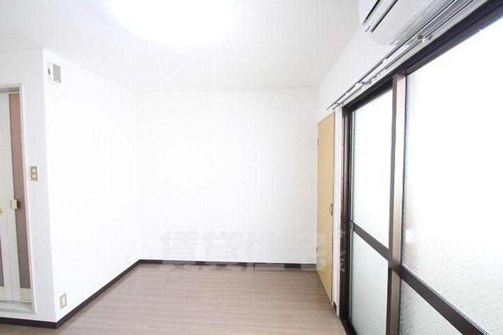 シップス甲斐田の内装