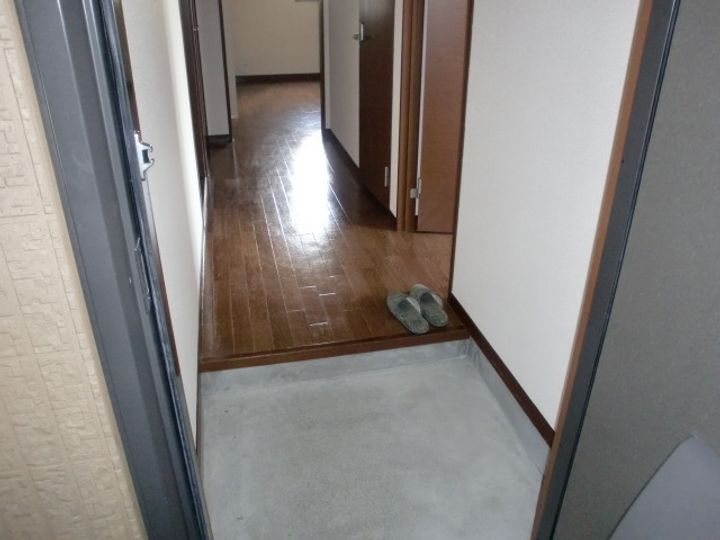 グランシード坂本 C棟の玄関
