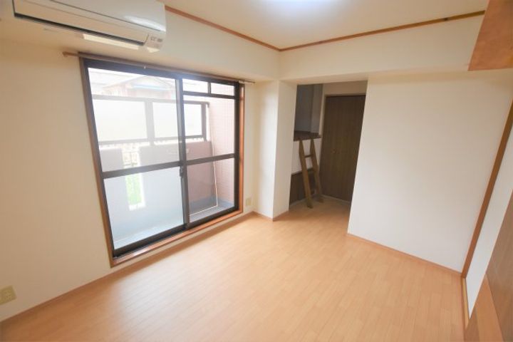 キンキ宝ハイツの居間