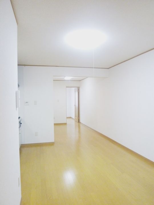 プレジデントマンション日の出町の居間