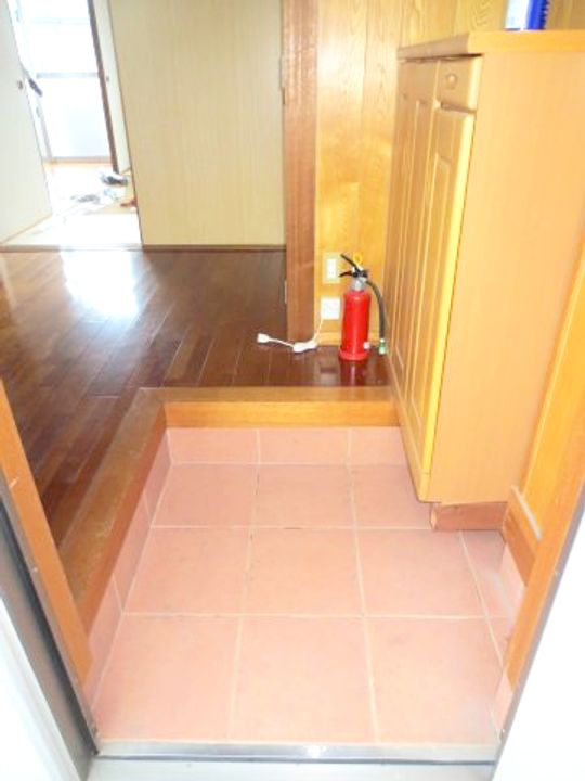 川平アパートの玄関