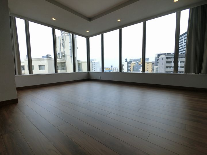 グランドメゾン新梅田タワー THE CLUB RESIDENCEの居間