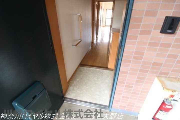 ネスト伊勢原の玄関