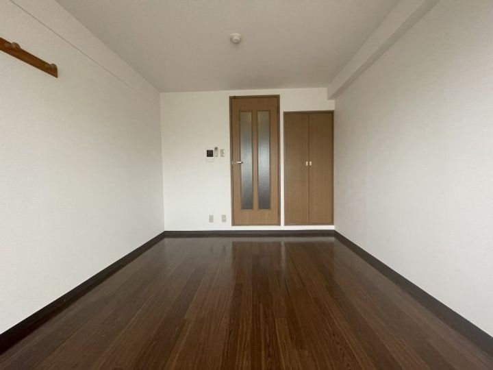 シャレー西京極の居間