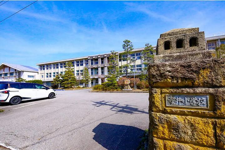 メゾン・ド・レリーフの周辺