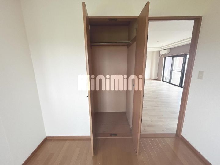 ホワイトマンションの玄関