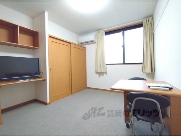 レオパレスシャルマンコートの居間