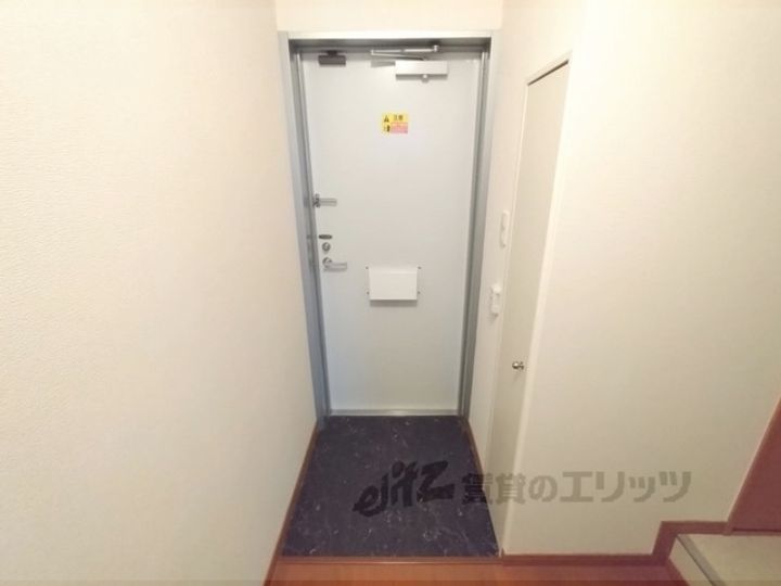 レオパレスシャルマンコートの玄関