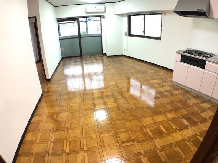 リバーセンタービルの居間