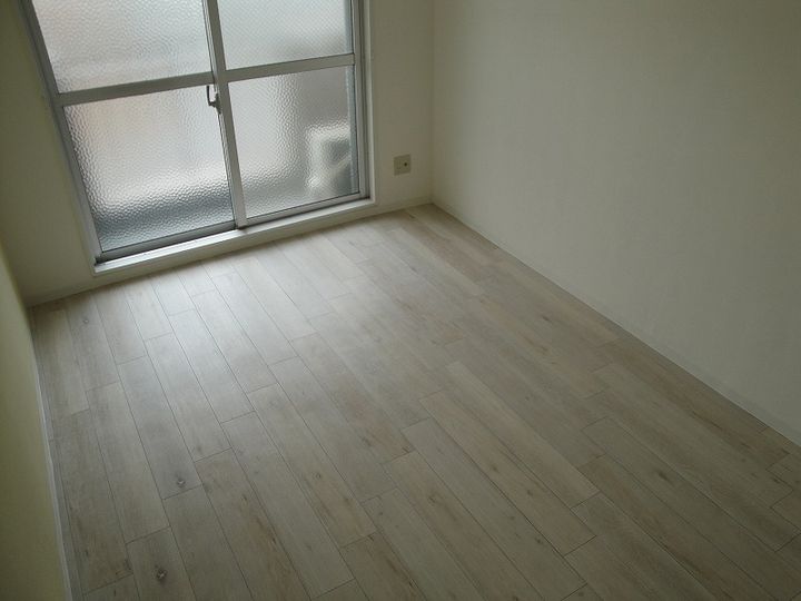 アルファ清水の居間