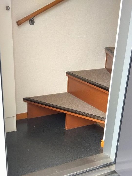 レオパレスカマン セジュールの玄関