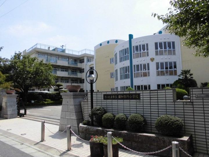 クレスコート岸町の周辺