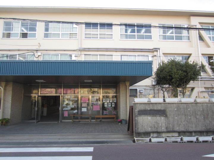 ラッキービレッジの周辺