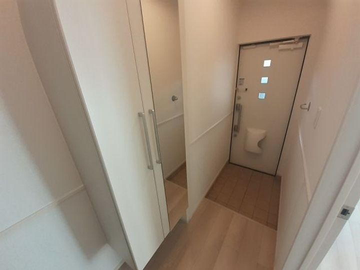 グラス トゥリーズIの玄関